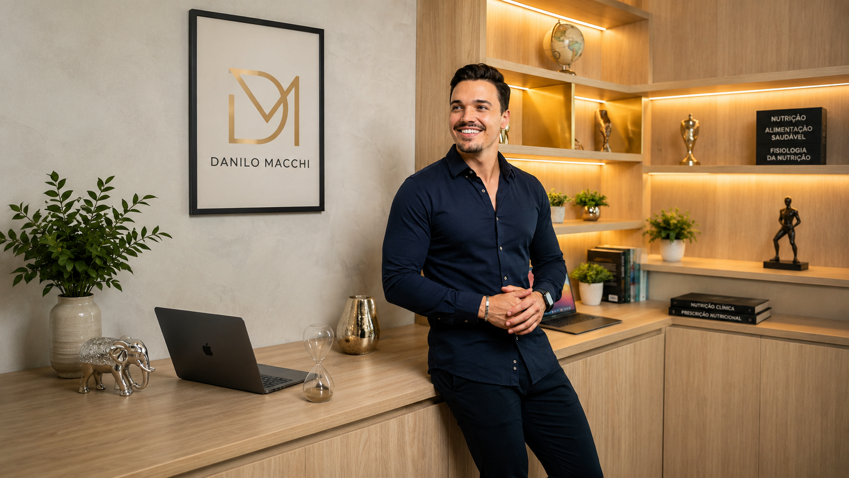 Danilo Macchi, nutricionista esportivo, em seu consultório